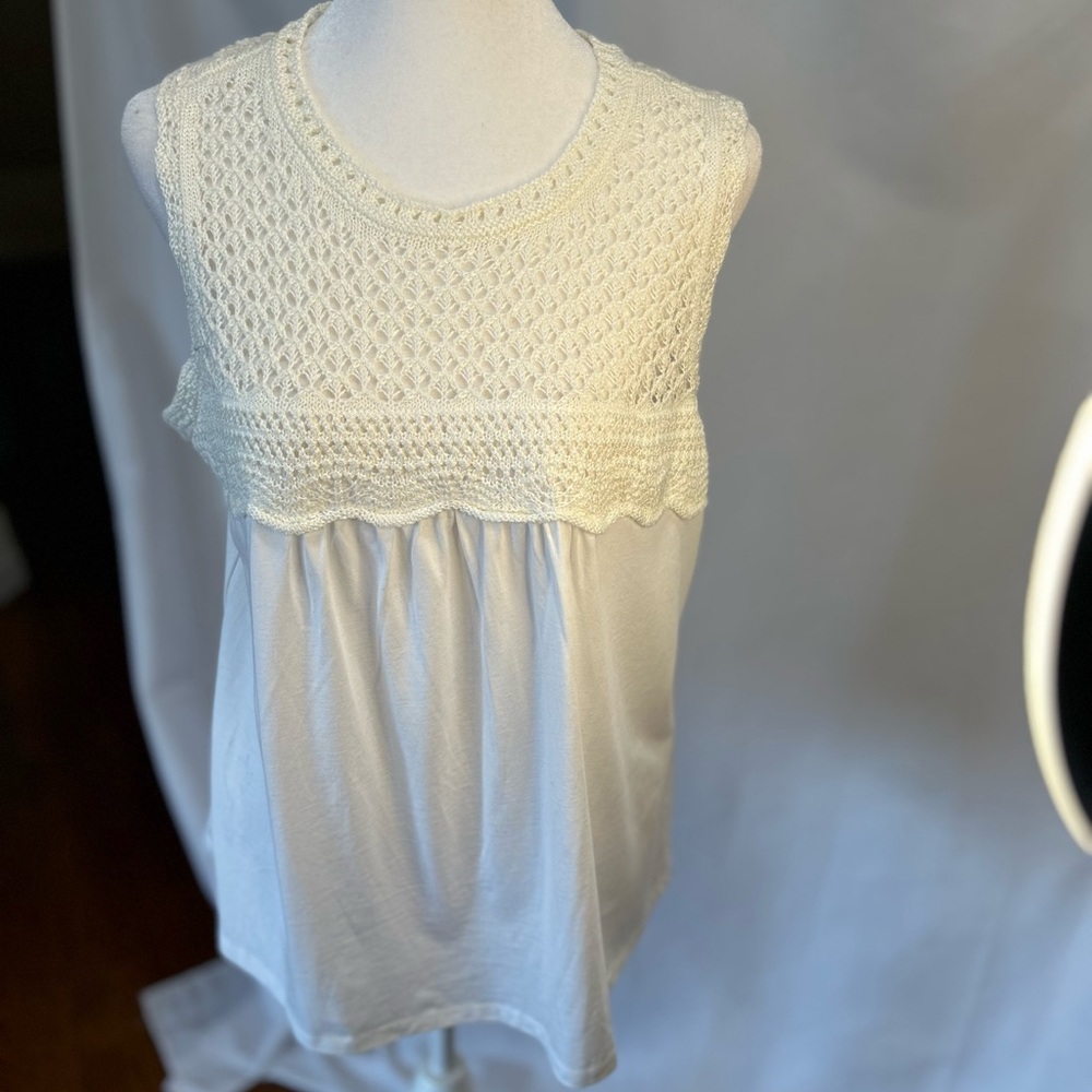 BRAND NEW WT LOFT SLEEVELESS SHIRT WITH A BEAUTIFUL CROCHETED TOP IN SIZE LARGE